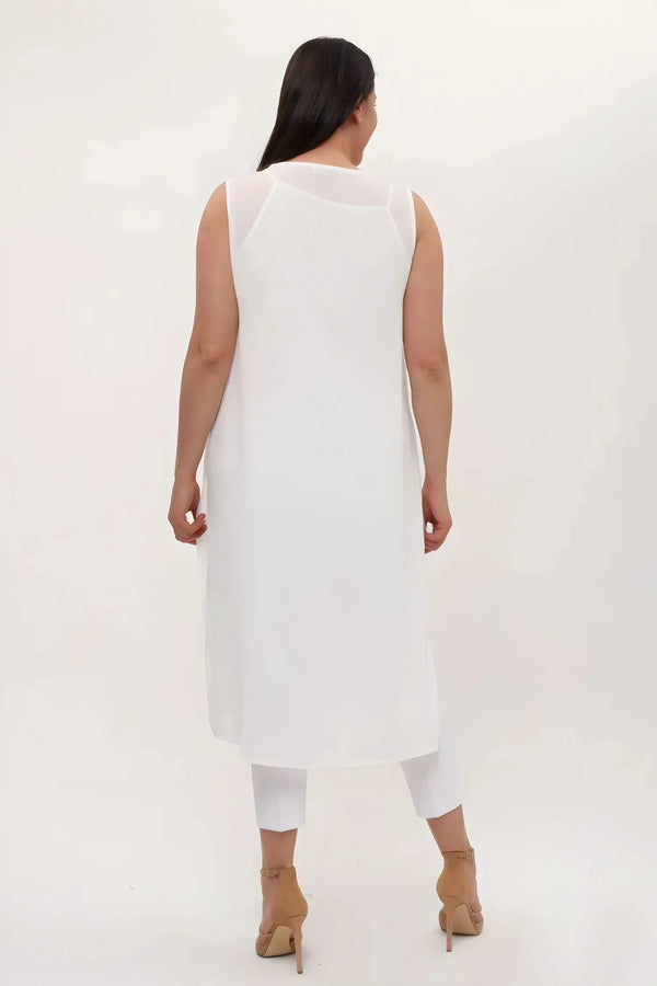 Жилет больших размеров из крепа с вышивкой — Черно-белые летние образы