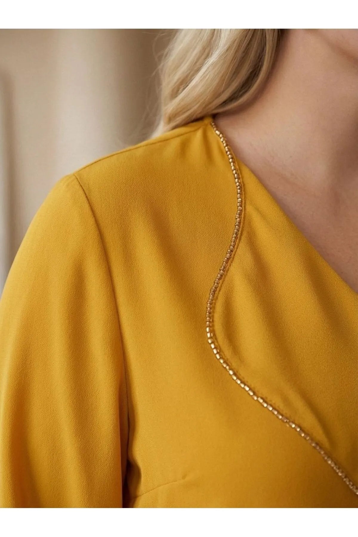 Elegante Plus Size Abendbluse mit Rüschen - Nadelspitze & Perlendetails - Jessica-Stoff