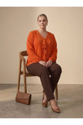Elegante Plus Size Abendbluse mit Rüschen - Nadelspitze & Perlendetails - Jessica-Stoff