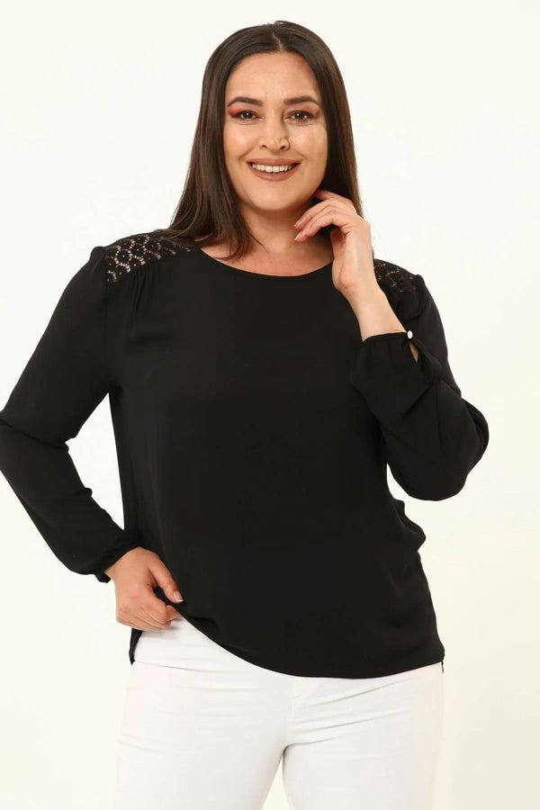 Теперь почувствуйте себя особенной: блузка из крепа с кружевными вставками на плечах