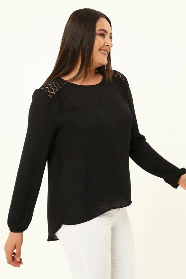 Теперь почувствуйте себя особенной: блузка из крепа с кружевными вставками на плечах