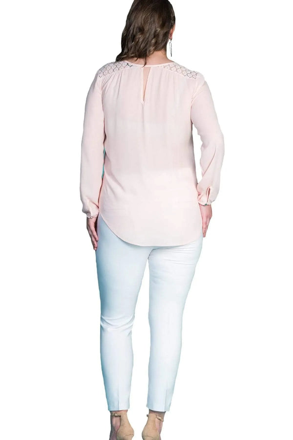 Теперь почувствуйте себя особенной: блузка из крепа с кружевными вставками на плечах