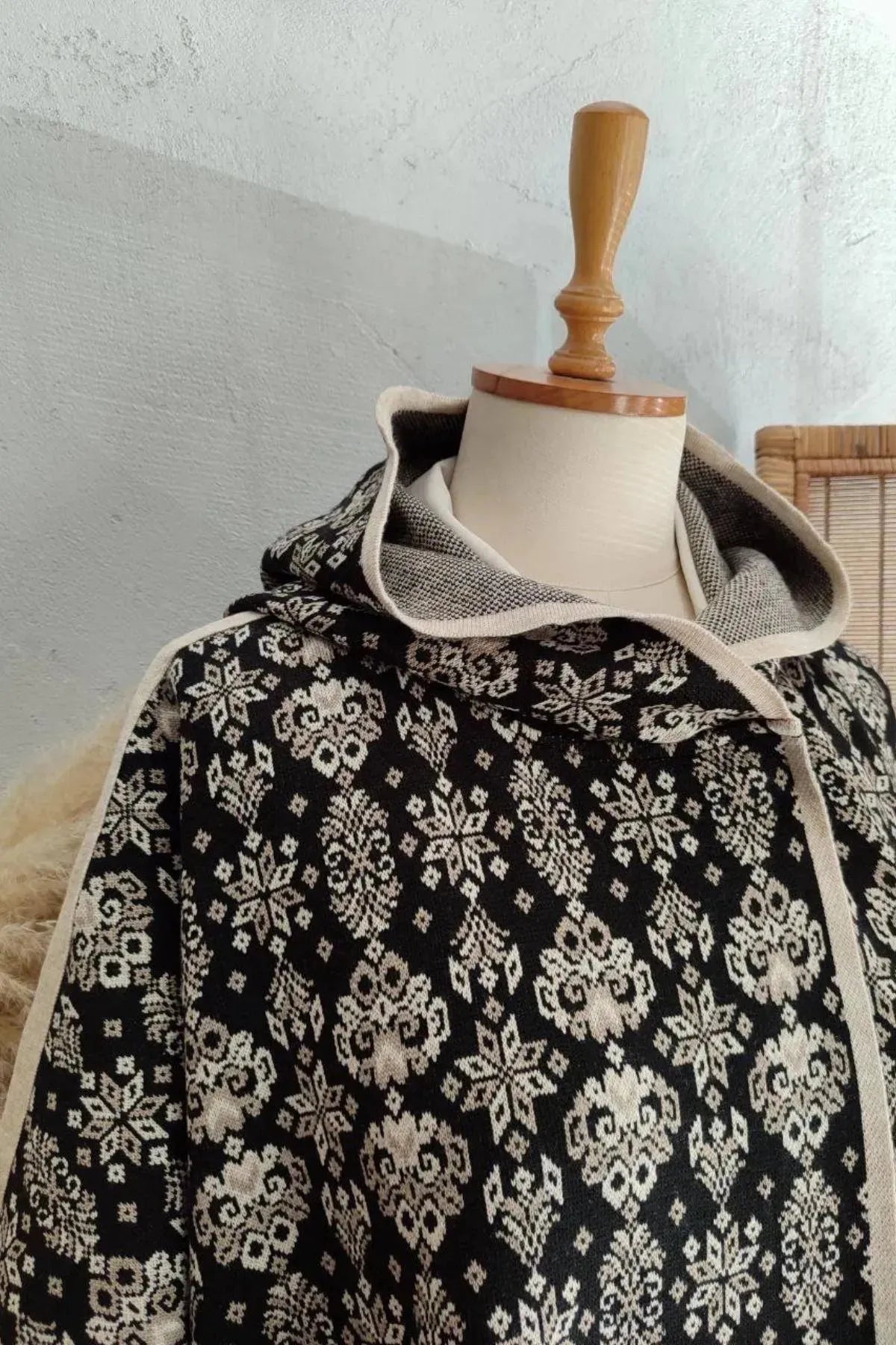 Büyük Beden Kadın Hanezza Büyük Beden Triko Panço - Etnik Desenli Kapşonlu Büyük Beden Panço Siyah Etnik Desenli