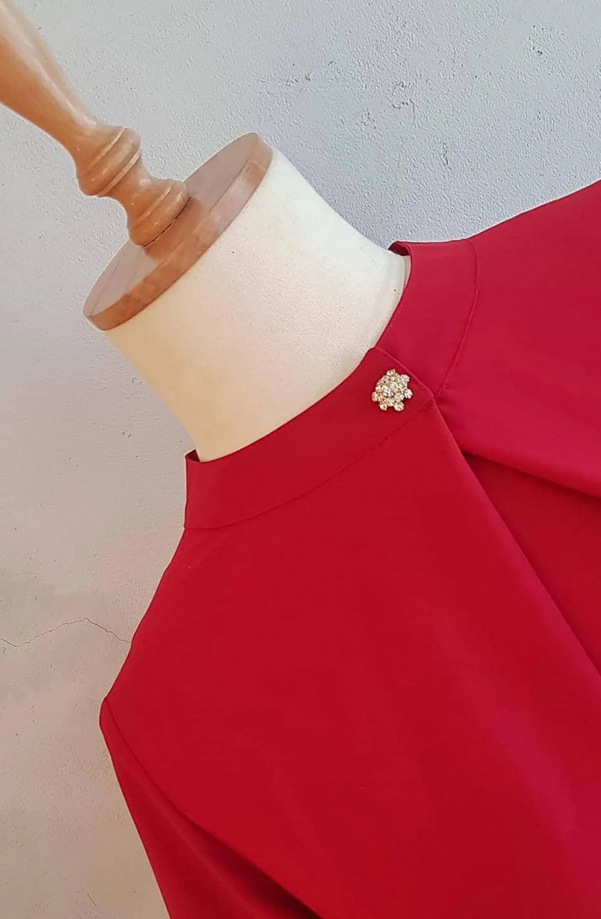 Büyük Beden Kadın Hanezza Çiçek Desenli Krep Bluz - Broş Yaka Pamuklu Viskon Büyük Beden Bluz [Kırmızı]