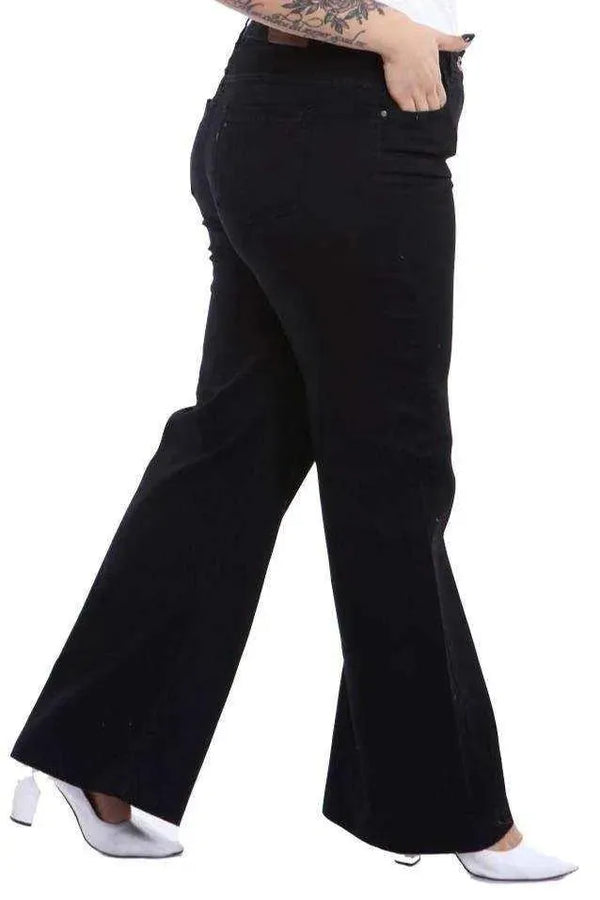 Джинсы с высокой талией и широкими штанинами из эластичного денима: стильно и комфортно