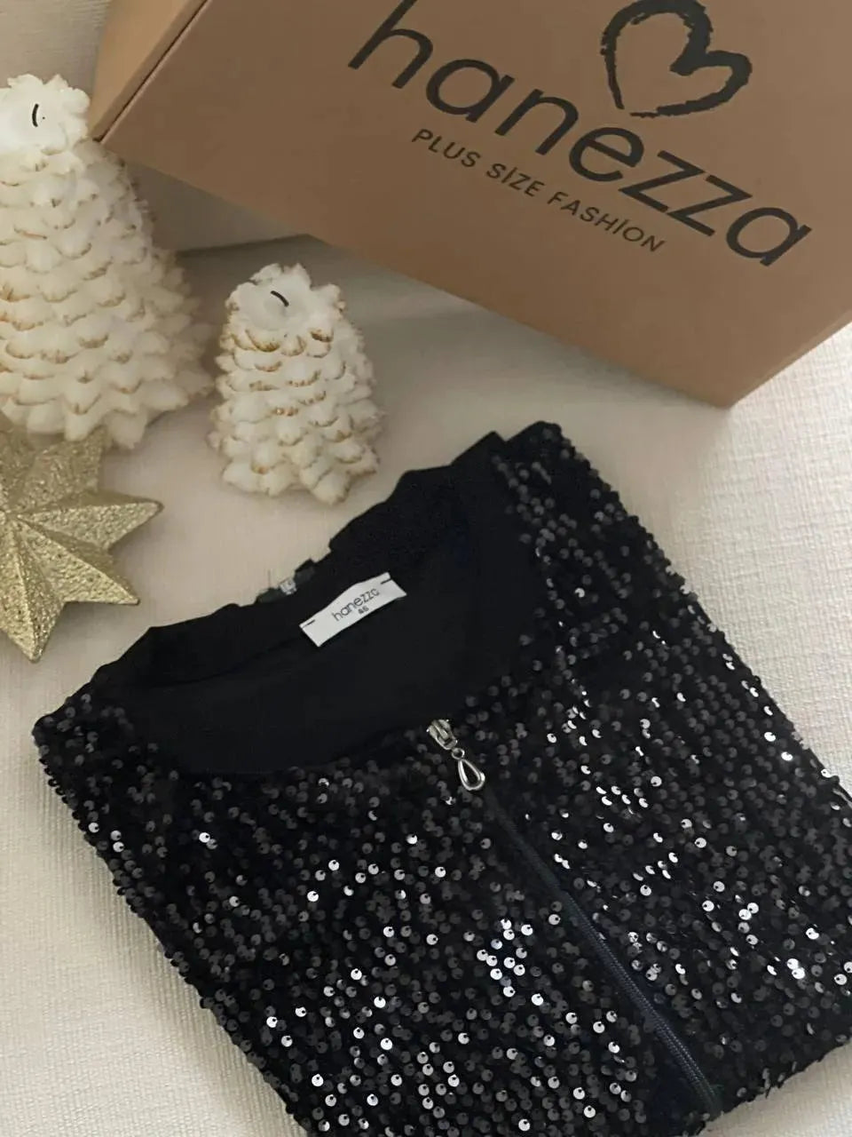 Führend in Plus Size Mode: Hanezzas Paillettenbesetzte Bomberjacke