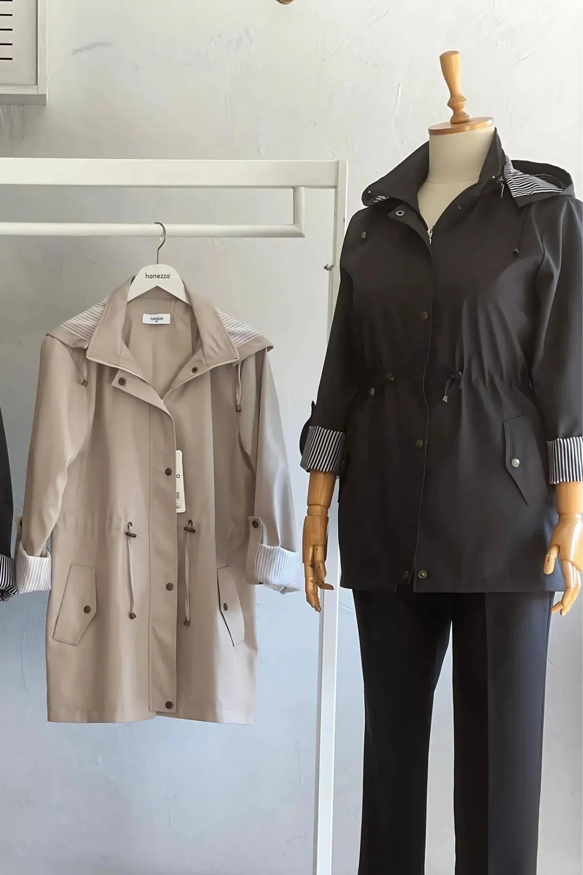 Wasserdichter Hanezza Kapuzen-Trenchcoat für große Größen im minimalistischen Stil