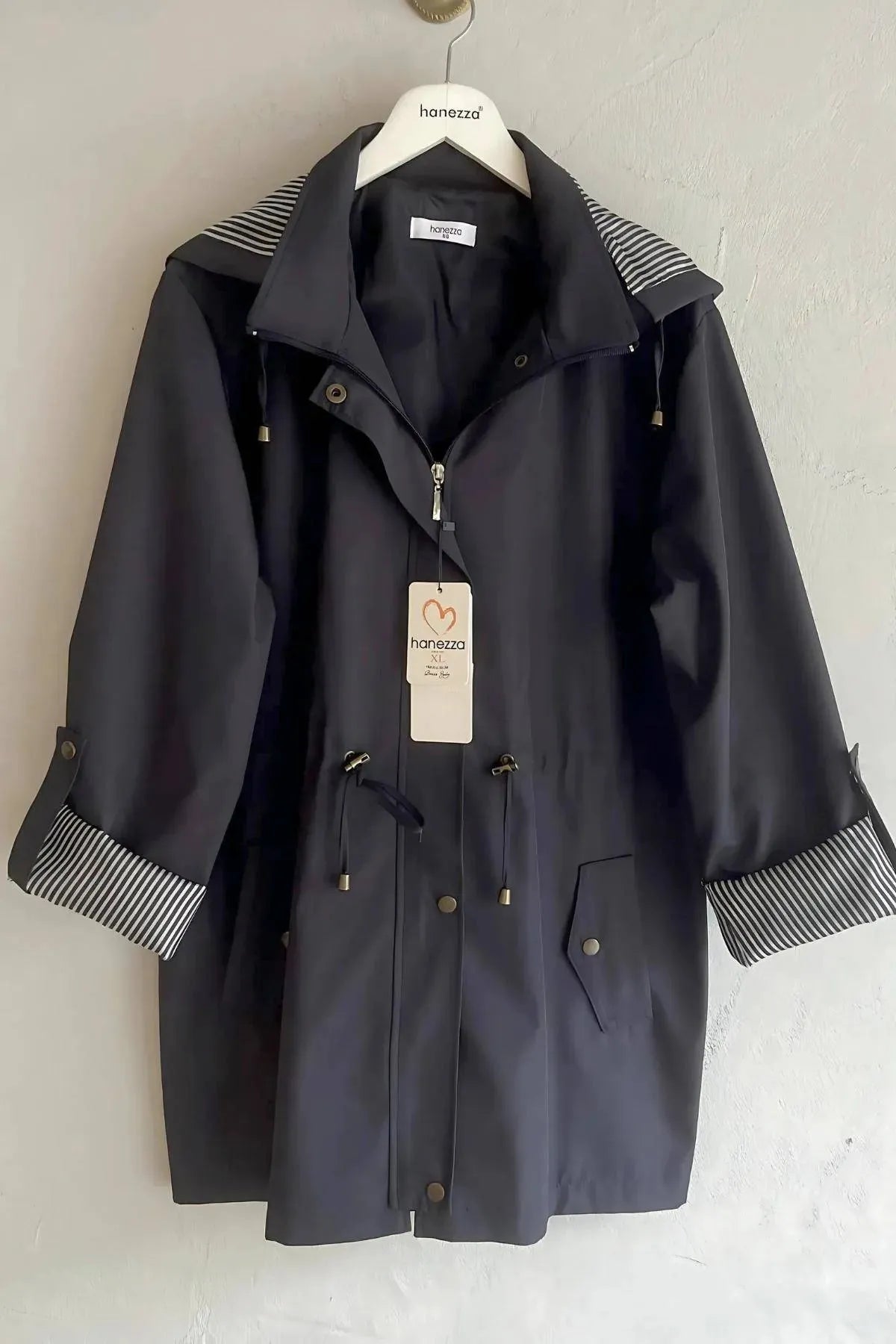 Wasserdichter Hanezza Kapuzen-Trenchcoat für große Größen im minimalistischen Stil