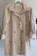 Wasserdichter Hanezza Kapuzen-Trenchcoat für große Größen im minimalistischen Stil