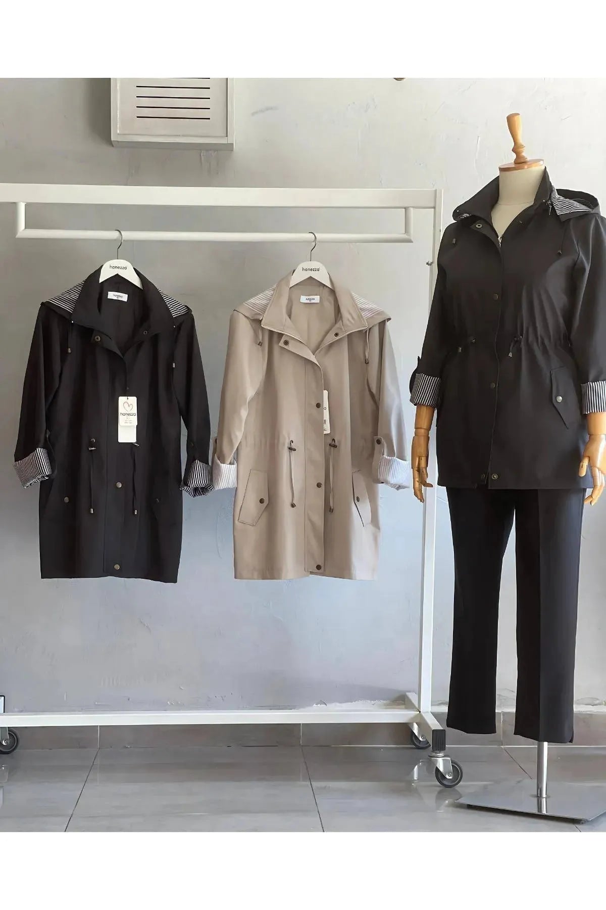 Wasserdichter Hanezza Kapuzen-Trenchcoat für große Größen im minimalistischen Stil