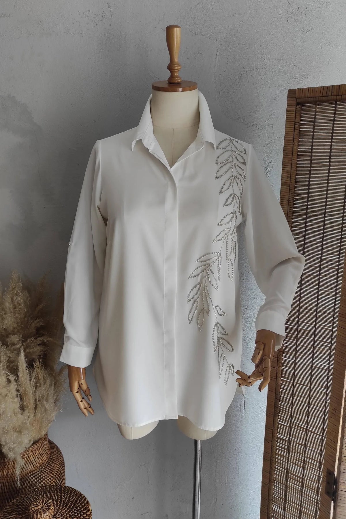 Büyük Beden Kadın Jessica El İşlemeli Abiye Gömlek Büyük Beden - Polyester Kumaş Büyük Beden Gömlek Beyaz Yaprak İşlemeli