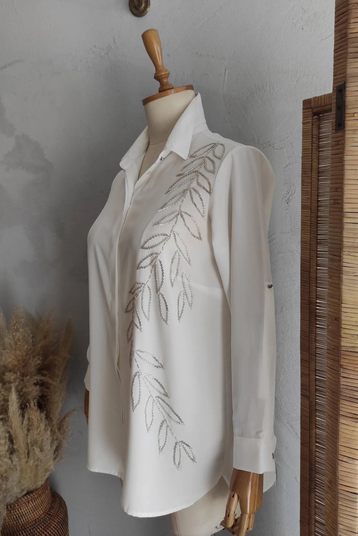 Büyük Beden Kadın Jessica El İşlemeli Abiye Gömlek Büyük Beden - Polyester Kumaş Büyük Beden Gömlek Beyaz Yaprak Desenli