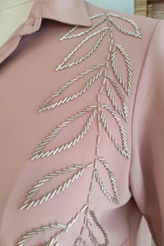 Büyük Beden Kadın Jessica El İşlemeli Abiye Gömlek Büyük Beden - Polyester Kumaş Büyük Beden Gömlek Pembe Yaprak İşlemeli