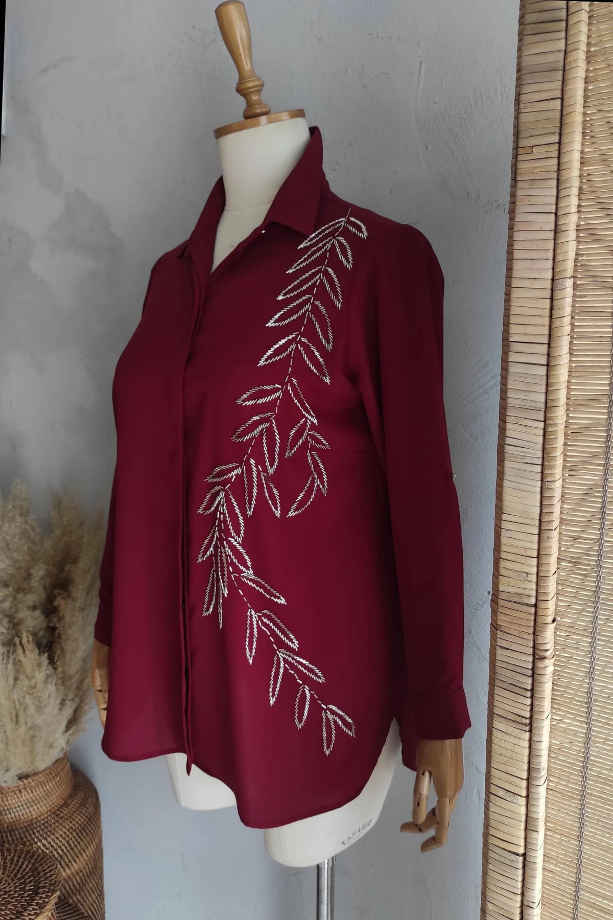 Büyük Beden Kadın Jessica El İşlemeli Abiye Gömlek Büyük Beden - Polyester Kumaş Büyük Beden Gömlek Bordo Yaprak İşlemeli