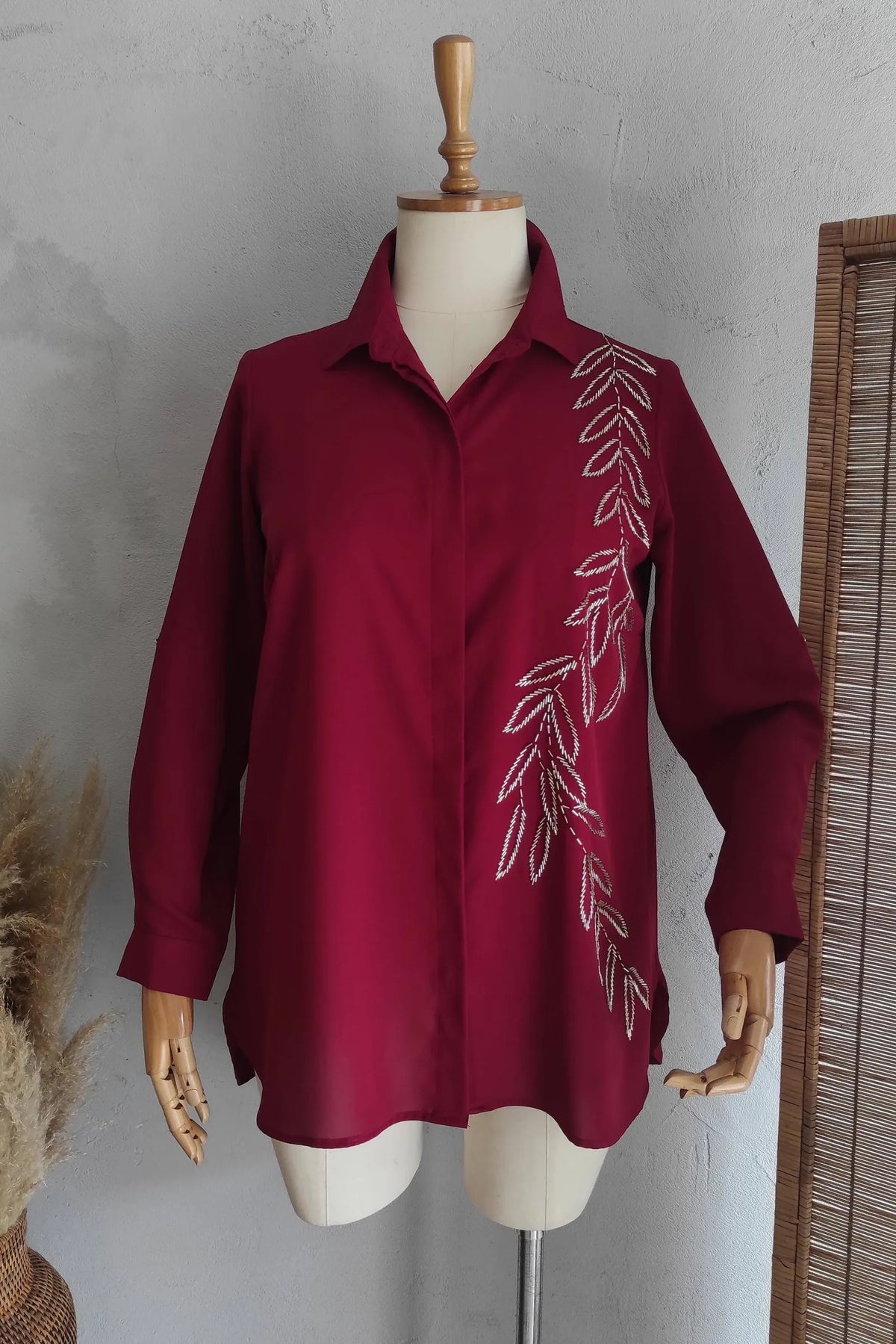 Büyük Beden Kadın Jessica El İşlemeli Abiye Gömlek Büyük Beden - Polyester Kumaş Büyük Beden Gömlek Bordo Yaprak İşlemeli