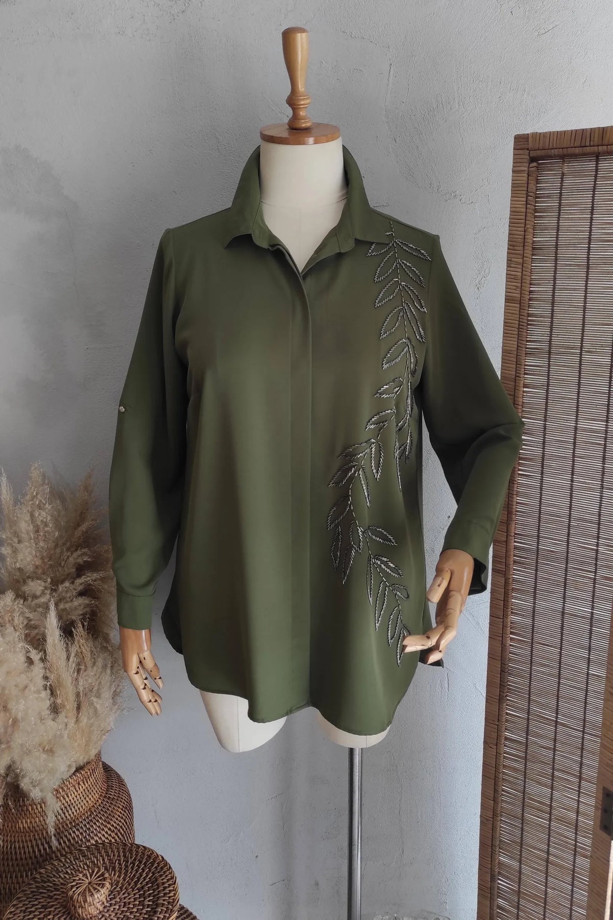 Büyük Beden Kadın Jessica El İşlemeli Abiye Gömlek Büyük Beden - Polyester Kumaş Büyük Beden Gömlek Haki İşlemeli