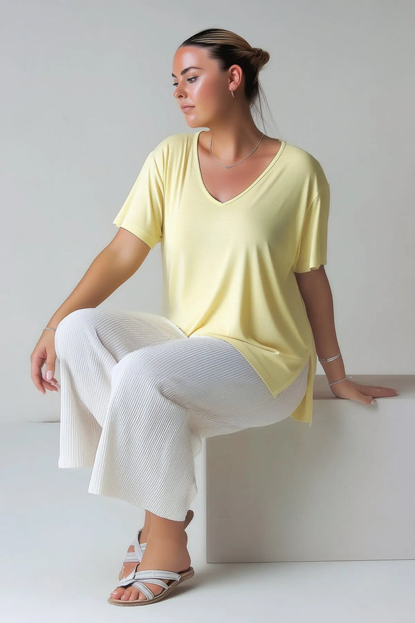 Не ограничивайте себя в комфорте: базовая футболка с V-образным вырезом