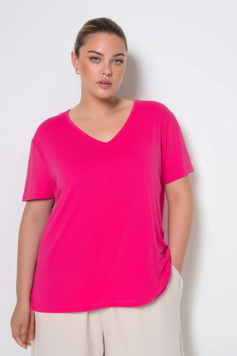 Не ограничивайте себя в комфорте: базовая футболка с V-образным вырезом - Image 30