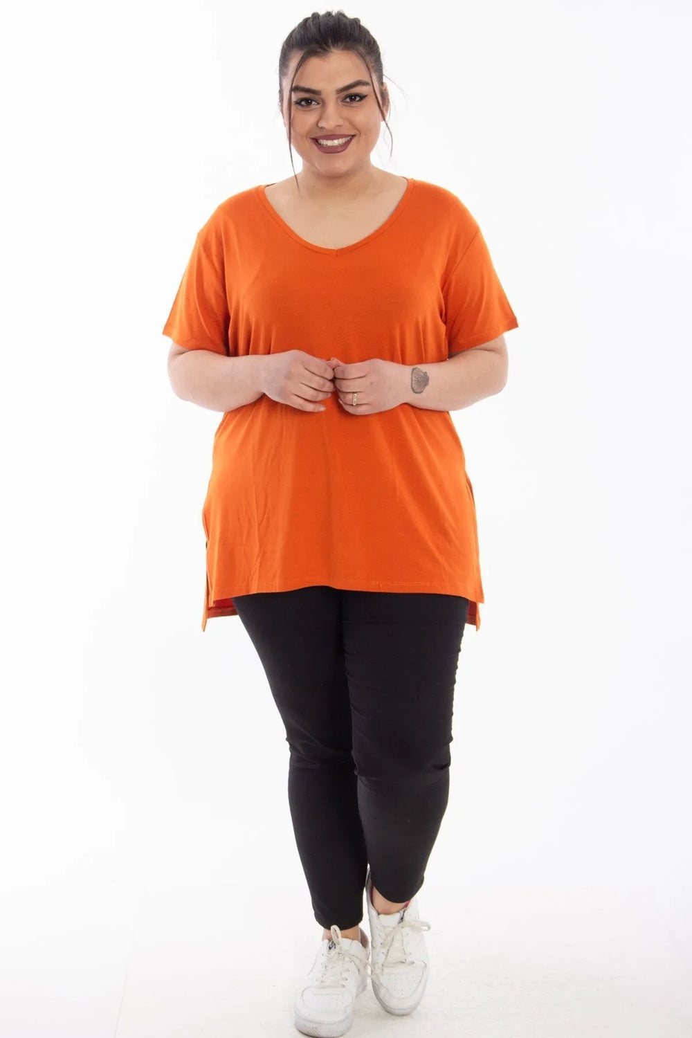 Не ограничивайте себя в комфорте: базовая футболка с V-образным вырезом - Image 44