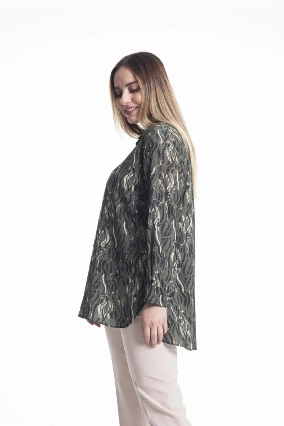 Chemise zèbre dans les tons terre grande taille avec boutons dissimulés, 100 % polyester