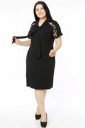 Kleid mit Krawattenkragen und Stickerei-Details an den Schultern
