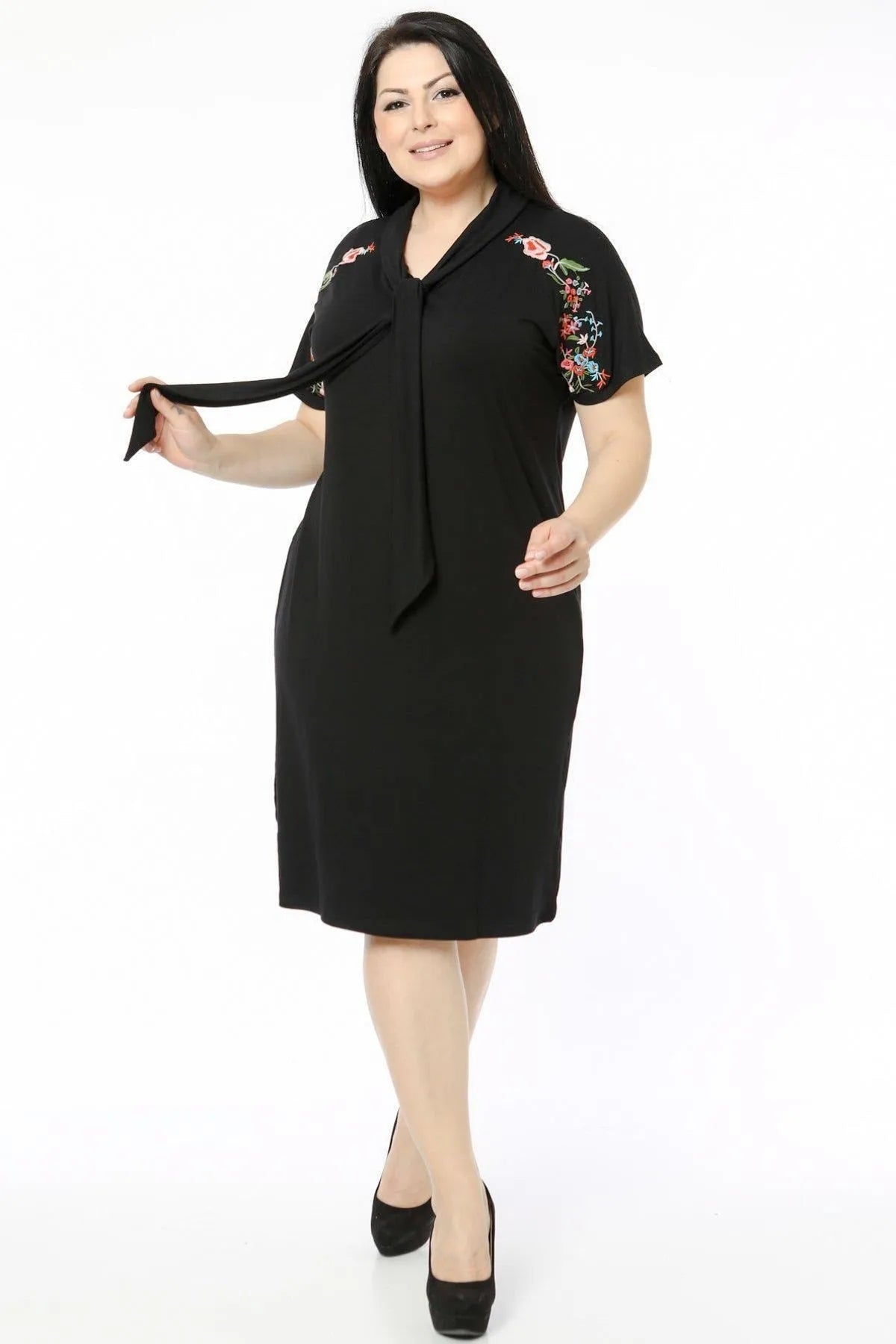 Kleid mit Krawattenkragen und Stickerei-Details an den Schultern