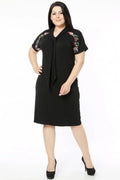 Kleid mit Krawattenkragen und Stickerei-Details an den Schultern