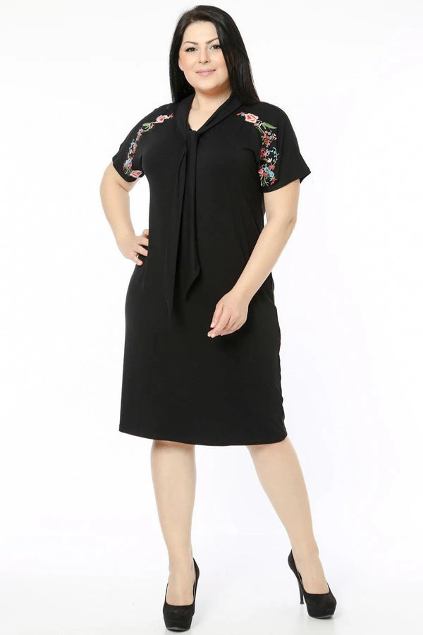 Büyük Beden Kadın Kravat Yaka Omuz Nakış Detaylı Elbise Büyük Beden Elbise Siyah Düz Renk