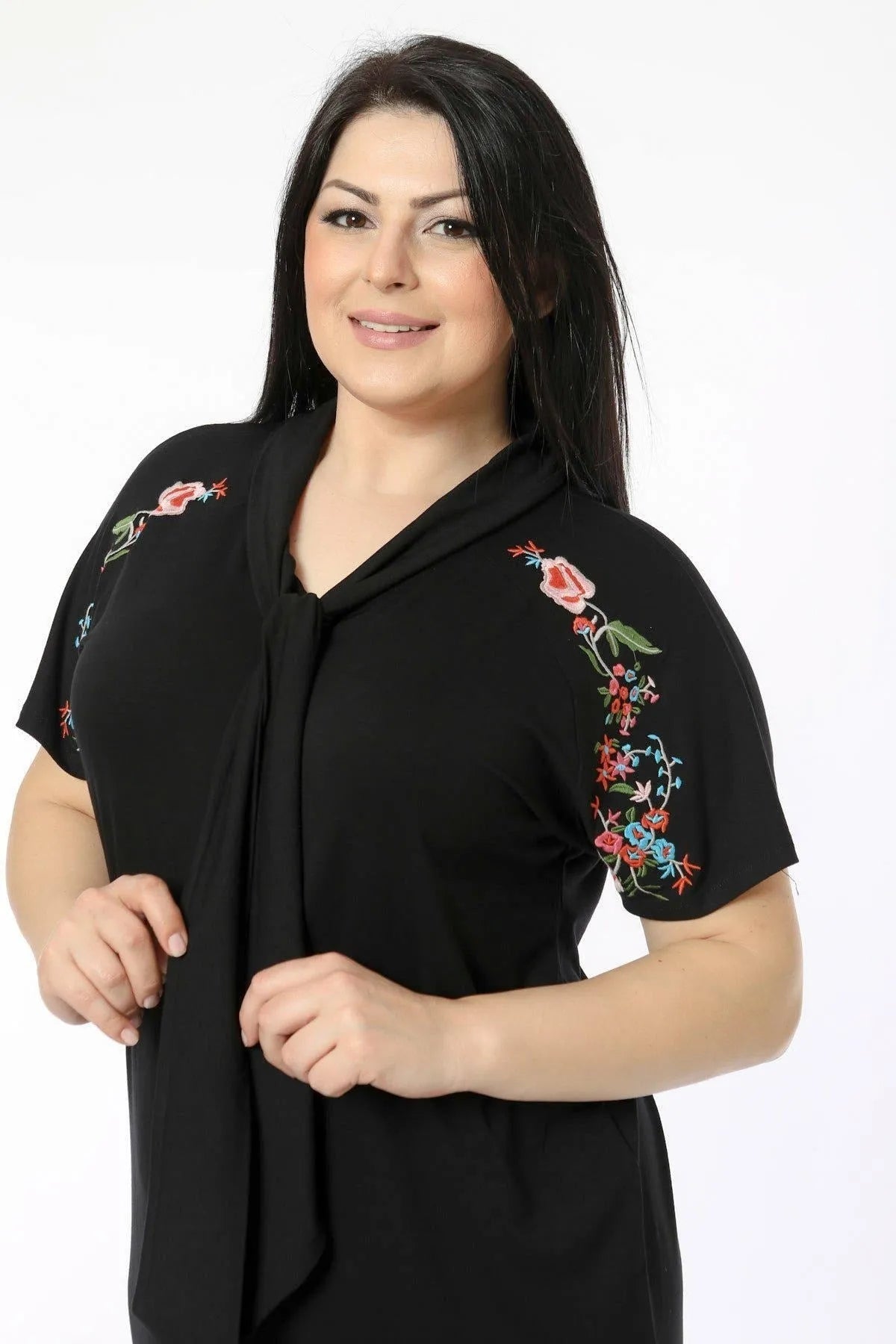Kleid mit Krawattenkragen und Stickerei-Details an den Schultern