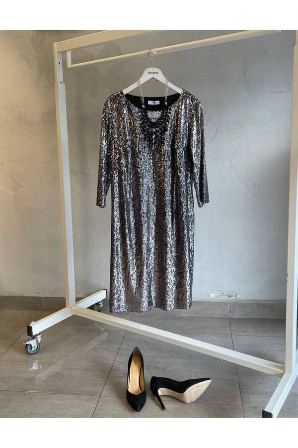 Büyük Beden Kadın Yeni Yılın Yıldızı: Parıltılı Büyük Beden Elbiselerimizle Göz Kamaştırın! Büyük Beden Elbise Gri Payetli