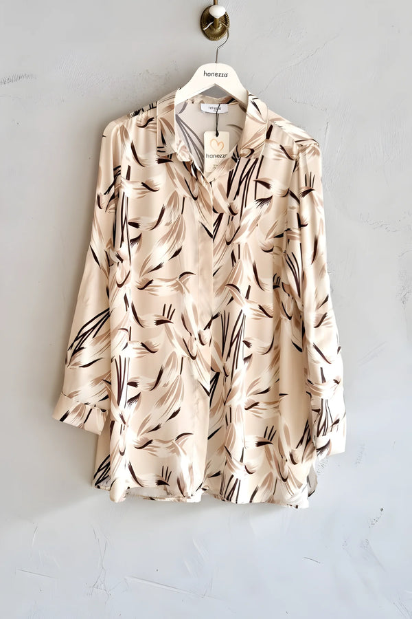 Büyük beden kadınlar için şık, çiçek desenli bir gömlek.