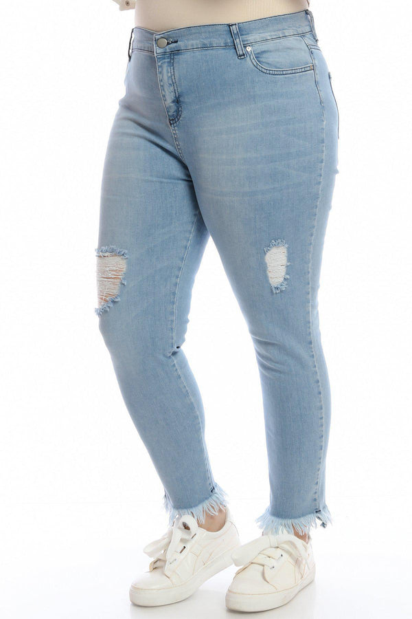 Büyük beden kadınlar için açık mavi yırtık detaylı skinny jean.